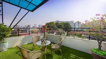 Family Suite Large Balcony & Terrace (9m2) City View | Terrace/patio