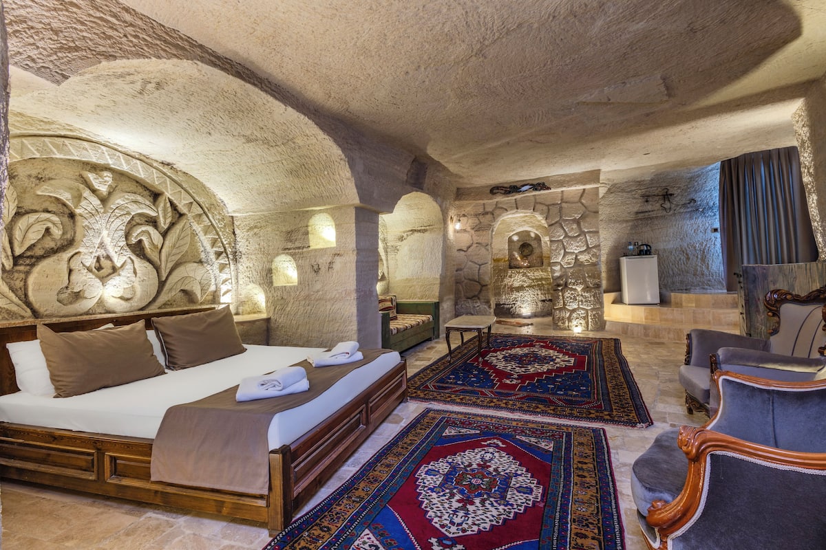 Royal Room | Premium bedding, in-room safe, individually decorated
