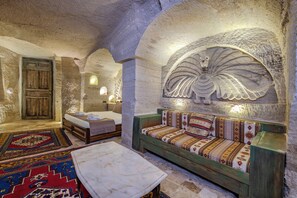 King Suite with SPA Bath | Premium bedding, individually decorated, individually furnished, desk - Kayatas Cave Suites (Nevsehir)