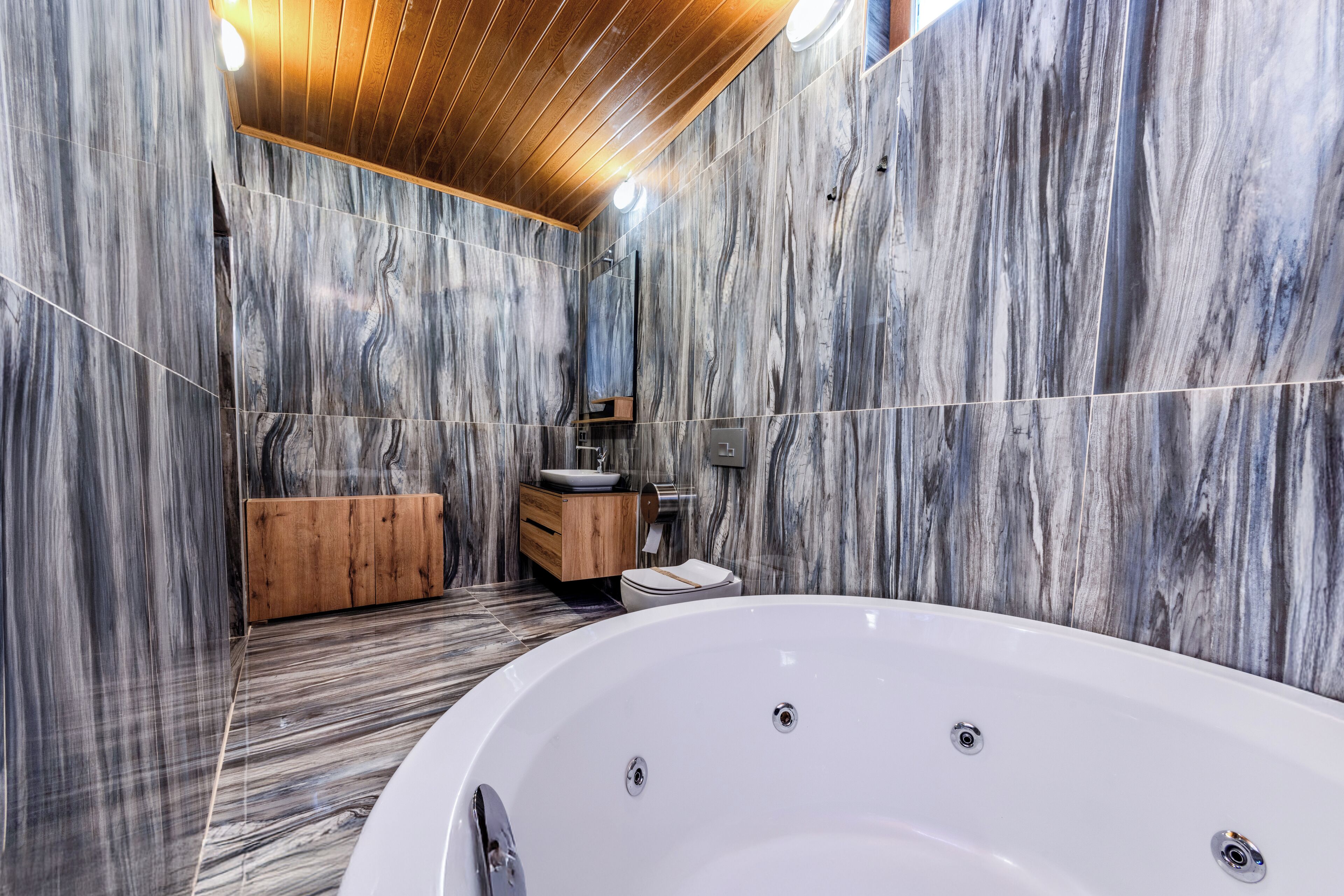 Queen Room with SPA Bed Eagle | Bathroom | Jetted bath, rainfall showerhead, free toiletries, hair dryer