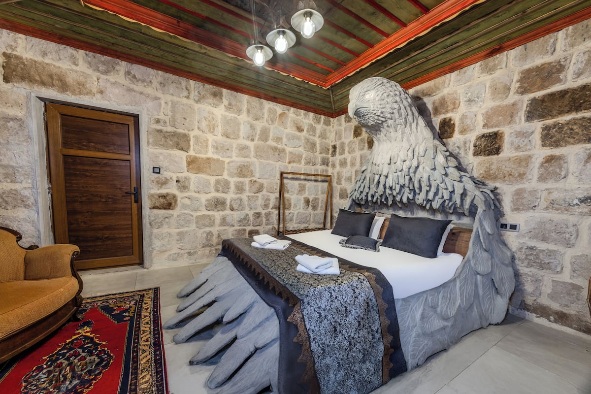 Habitación de diseñador | Ropa de cama de alta calidad y caja de seguridad en la habitación