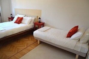 Family Room | Iron/ironing board, free cribs/infant beds, rollaway beds, free WiFi - B&B Bonjour (Bergamo)