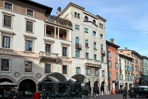 Unclassified image, 2 of 37, button - B&B Bonjour (Bergamo)