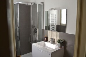 Triple Room, Terrace | Bathroom - B&B Bonjour (Bergamo)