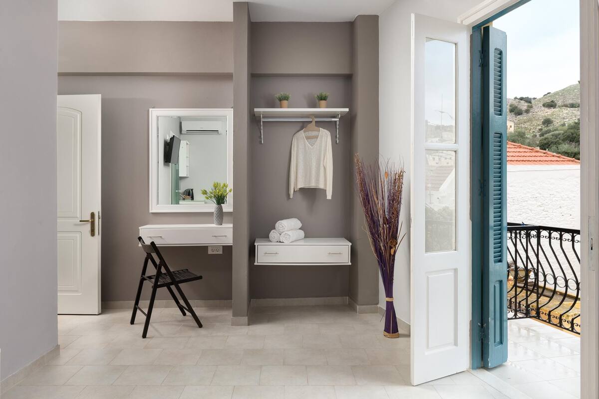 Uma casa de banho moderna com uma toucador branca, um porta-toalhas e um espelho.