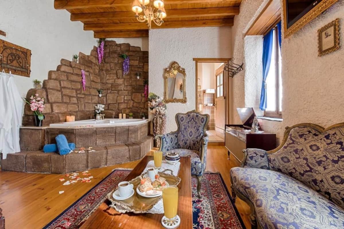 Suite (Elytis) | Biancheria da letto di alta qualità, materassi a doppio strato, minibar