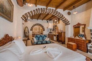 Sviitti (Elissavet) | Ylelliset vuodevaatteet, pillowtop-patjalliset sängyt, minibaari