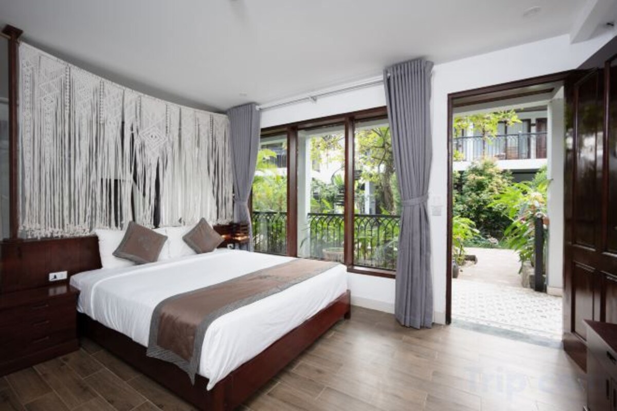In-room safe, soundproofing, free WiFi, bed sheets