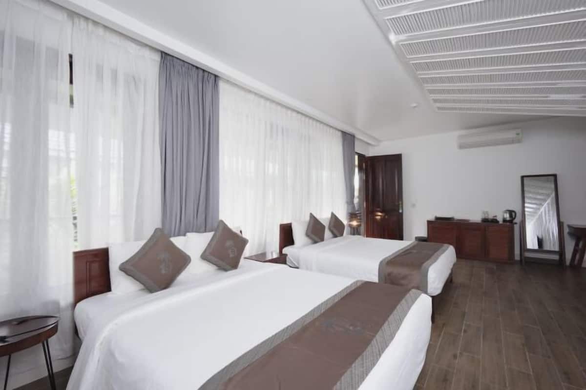 In-room safe, soundproofing, free WiFi, bed sheets