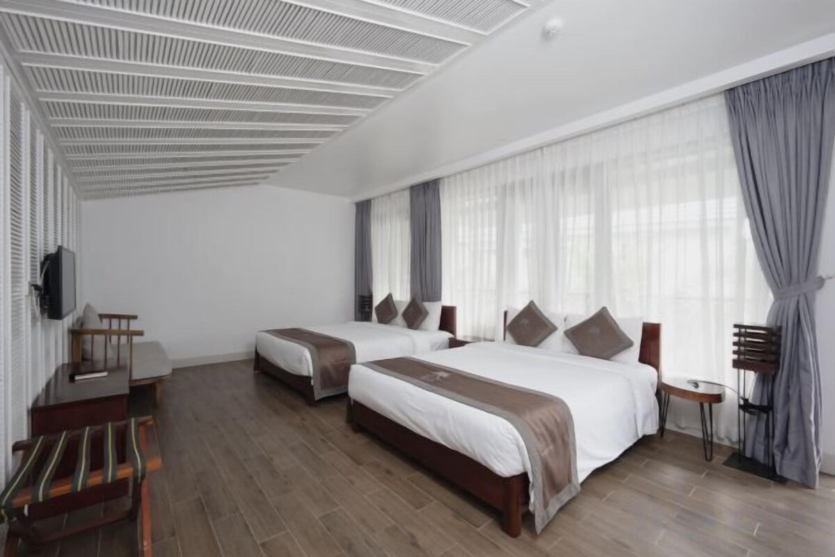 In-room safe, soundproofing, free WiFi, bed sheets