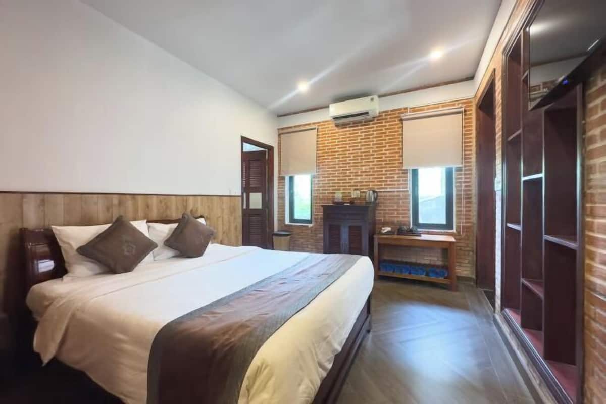 In-room safe, soundproofing, free WiFi, bed sheets