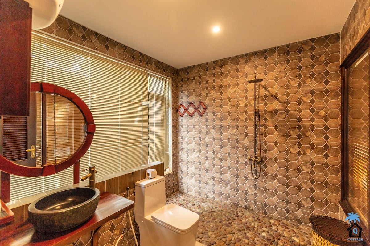 deluxe double room, 1 king bed, non smoking, garden view | in-room safe, soundproofing, free wifi, bed sheets