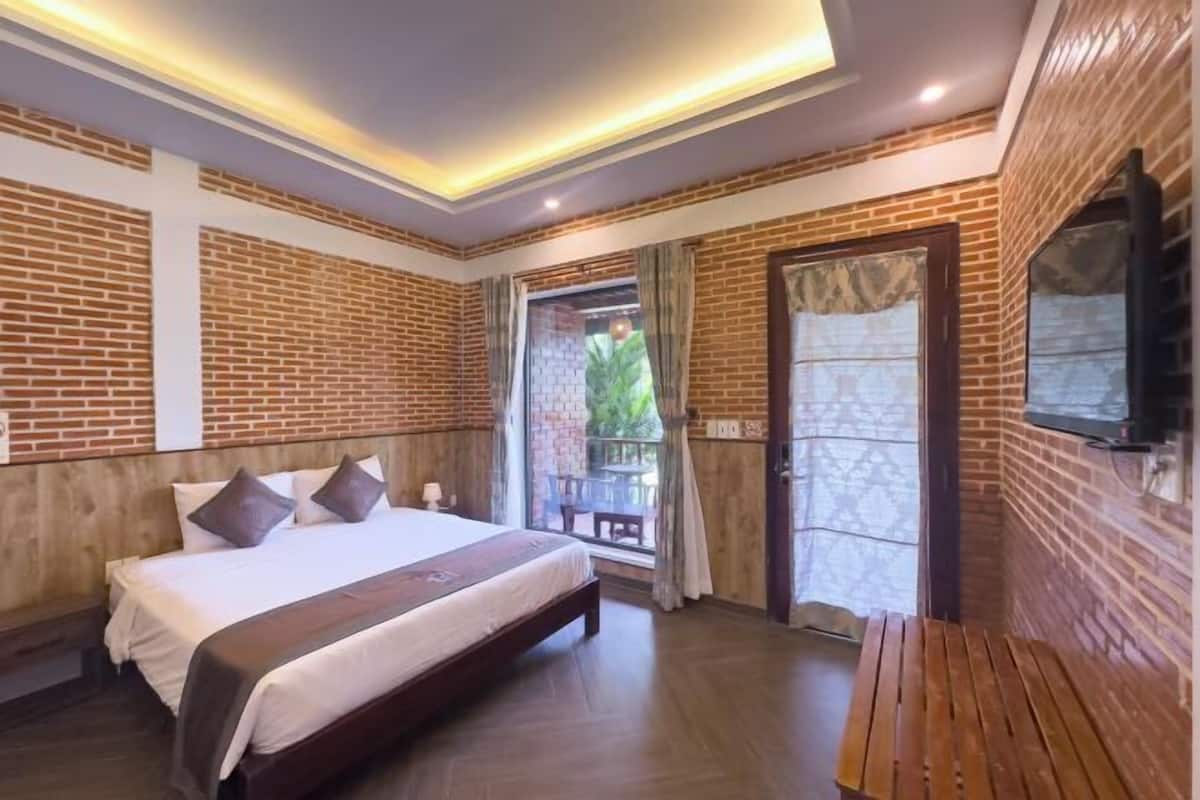 In-room safe, soundproofing, free WiFi, bed sheets