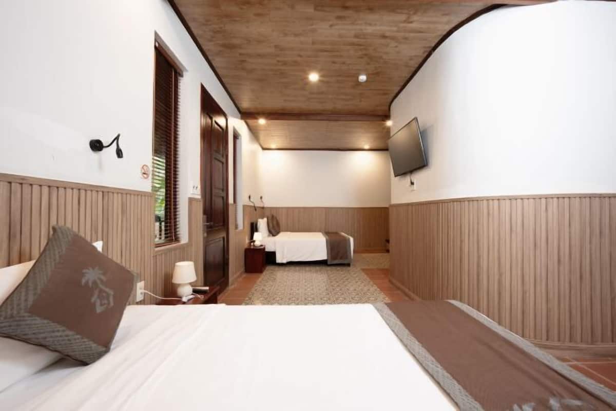 In-room safe, soundproofing, free WiFi, bed sheets