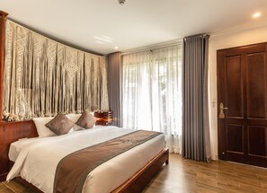 Premium tweepersoonskamer, 1 kingsize bed, niet-roken, uitzicht op tuin | Een kluis op de kamer, geluiddichte muren, gratis wifi, beddengoed