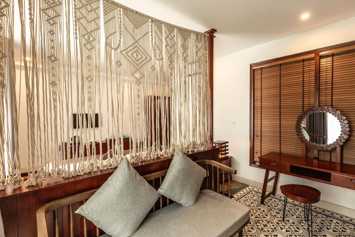 premium double room, 1 king bed, non smoking, garden view | living room | 32-inch flat-screen tv with cable channels, tv