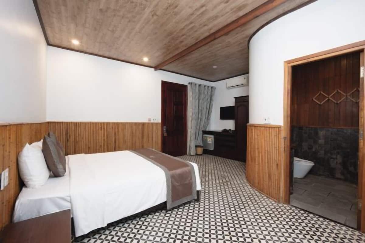 In-room safe, soundproofing, free WiFi, bed sheets