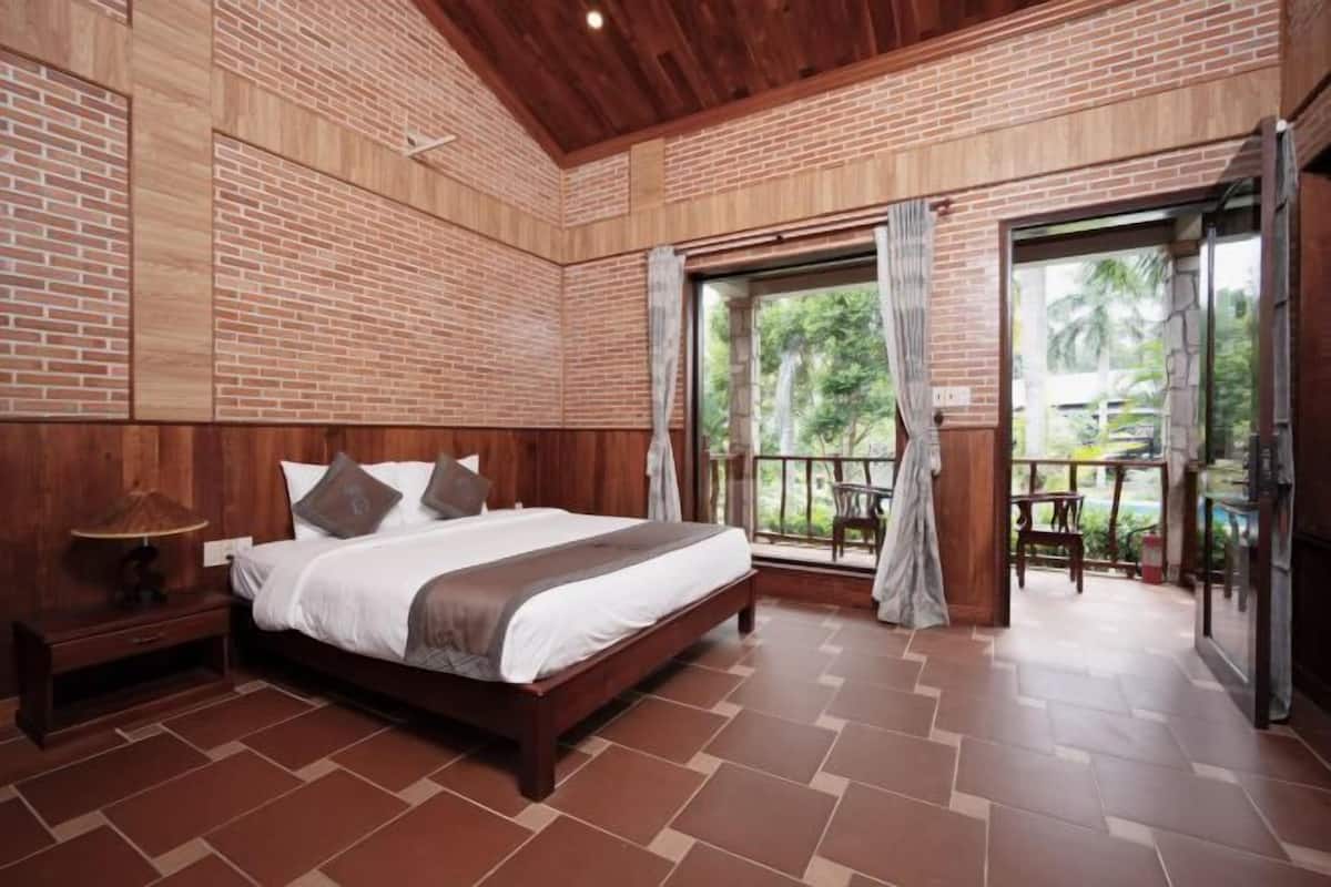 In-room safe, soundproofing, free WiFi, bed sheets