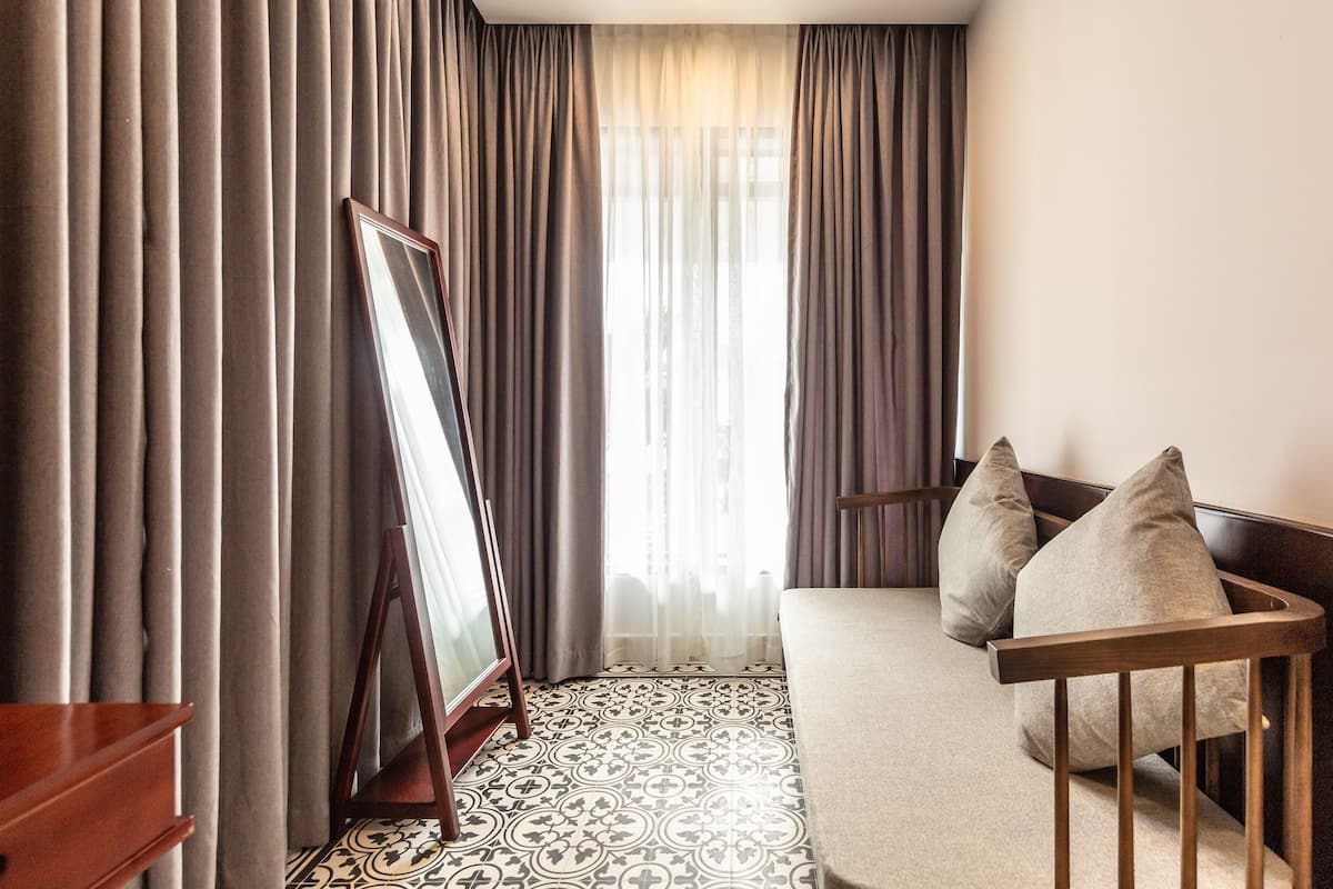 premium double room, 1 king bed, non smoking, garden view | living area | 32-inch flat-screen tv with cable channels, tv