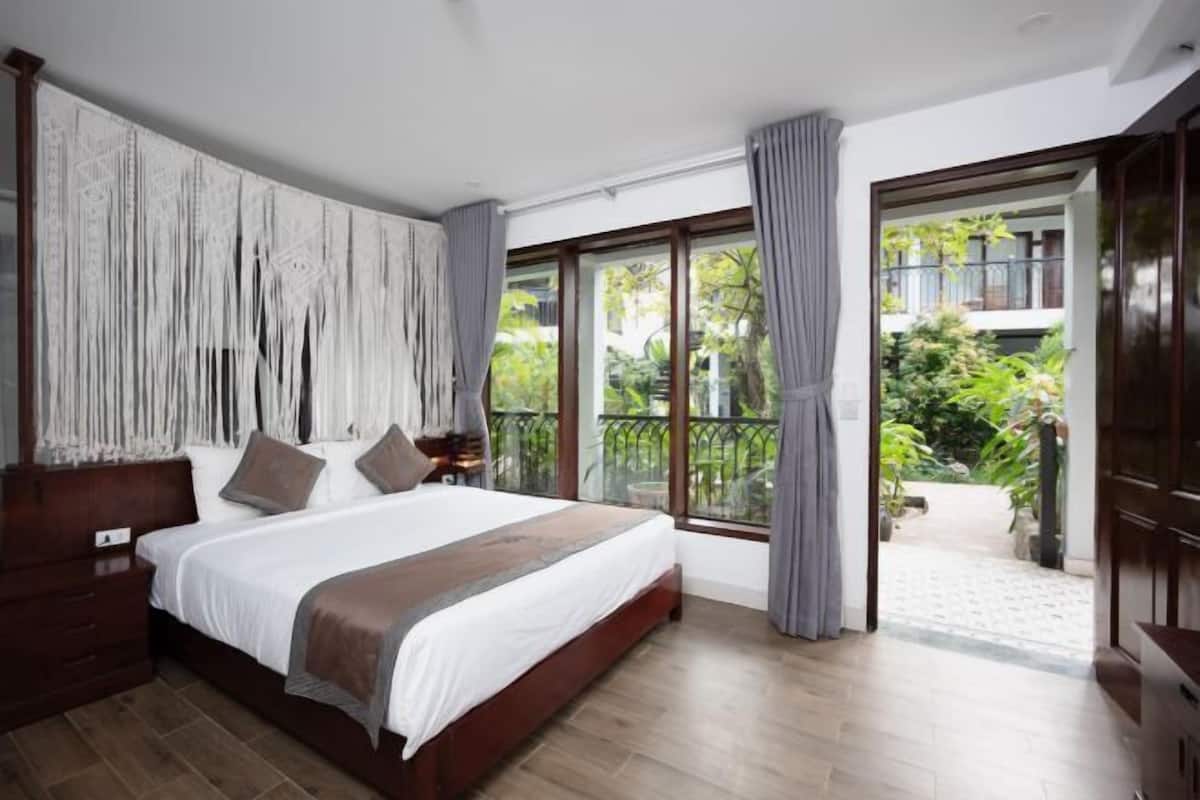 In-room safe, soundproofing, free WiFi, bed sheets