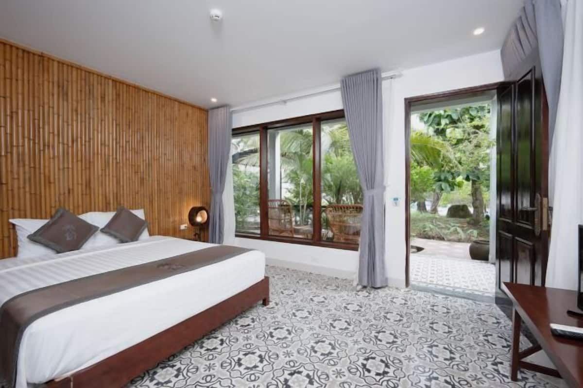 In-room safe, soundproofing, free WiFi, bed sheets