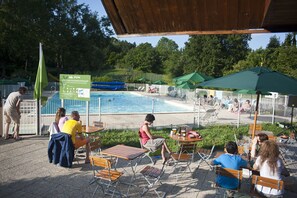 Una piscina al aire libre de temporada