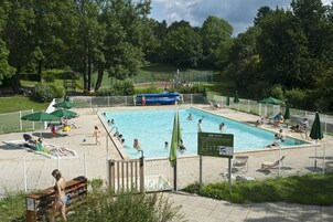 Una piscina al aire libre de temporada