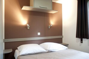 2 bedrooms, free cribs/infant beds - Huttopia Divonne (Divonne-les-Bains)