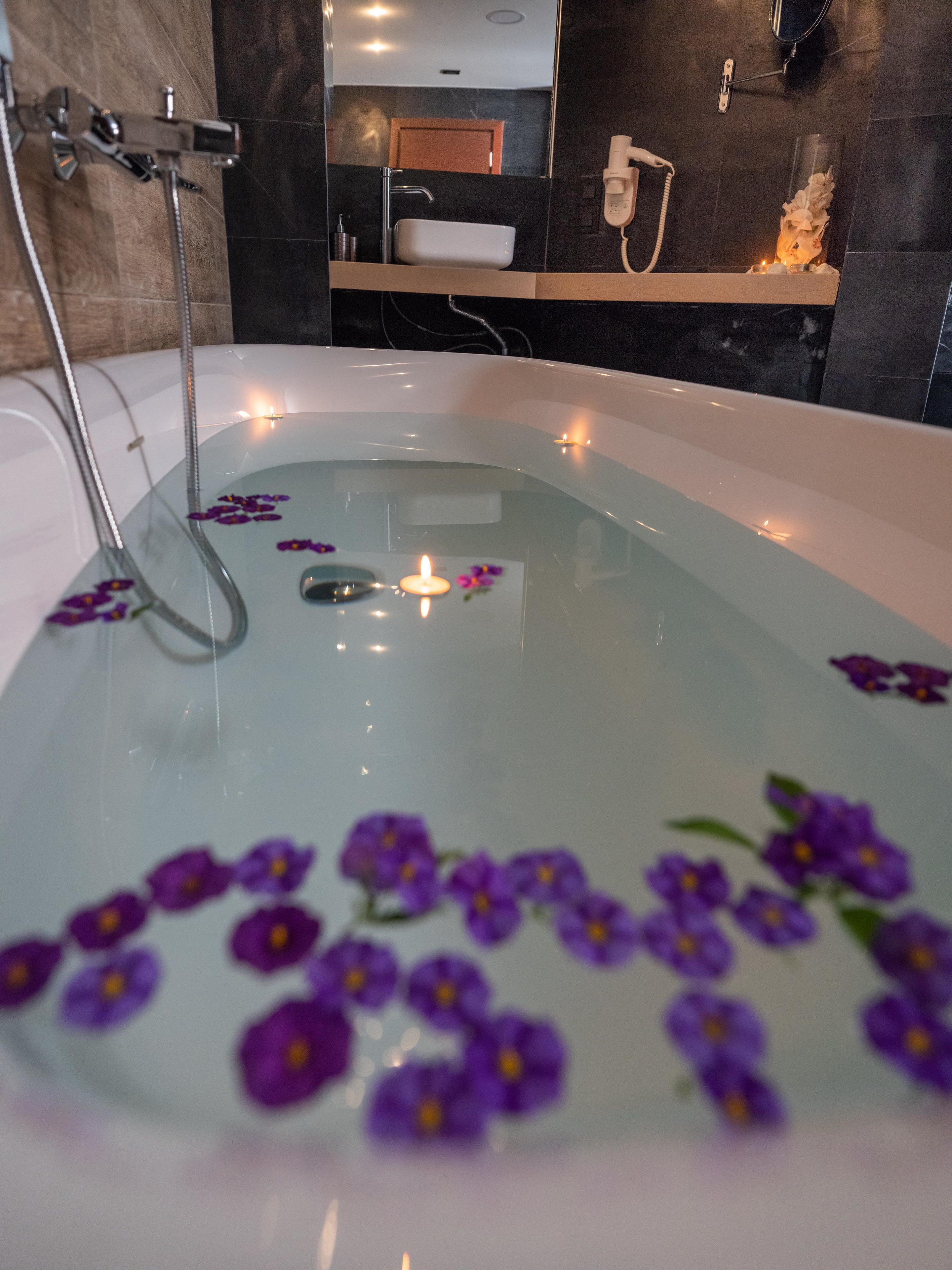 Suite (Master) | Bathroom | Free toiletries, hair dryer, towels