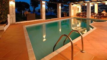 Outdoor pool, pool loungers
