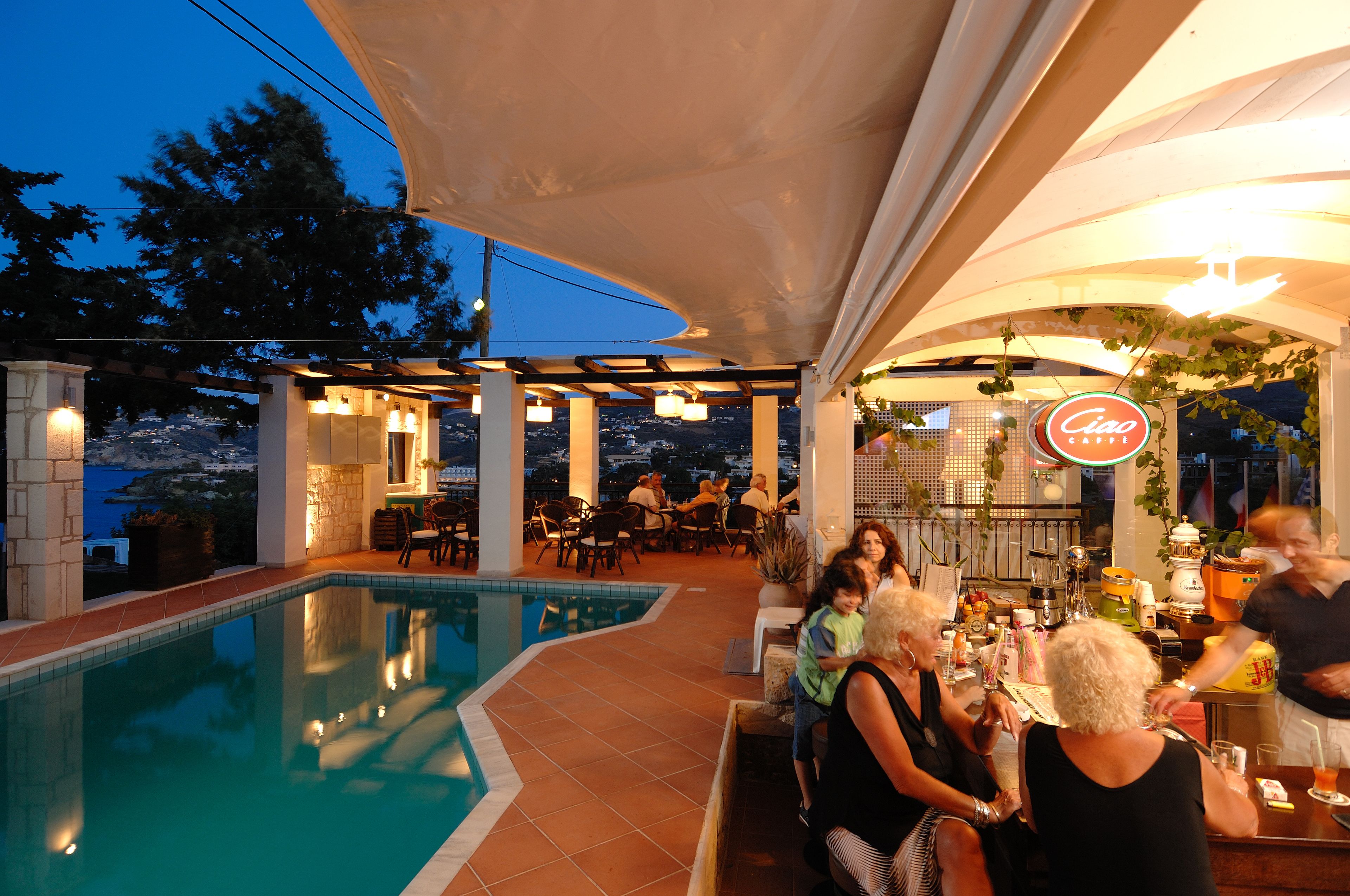 Una piscina al aire libre, tumbonas