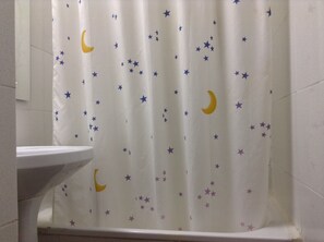 Habitación con 1 cama doble o 2 individuales, baño privado | Baño | Toallas