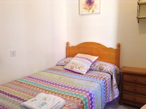 Single Room, Shared Bathroom | Blackout drapes, free WiFi - Pensión La Milagrosa (Granada)