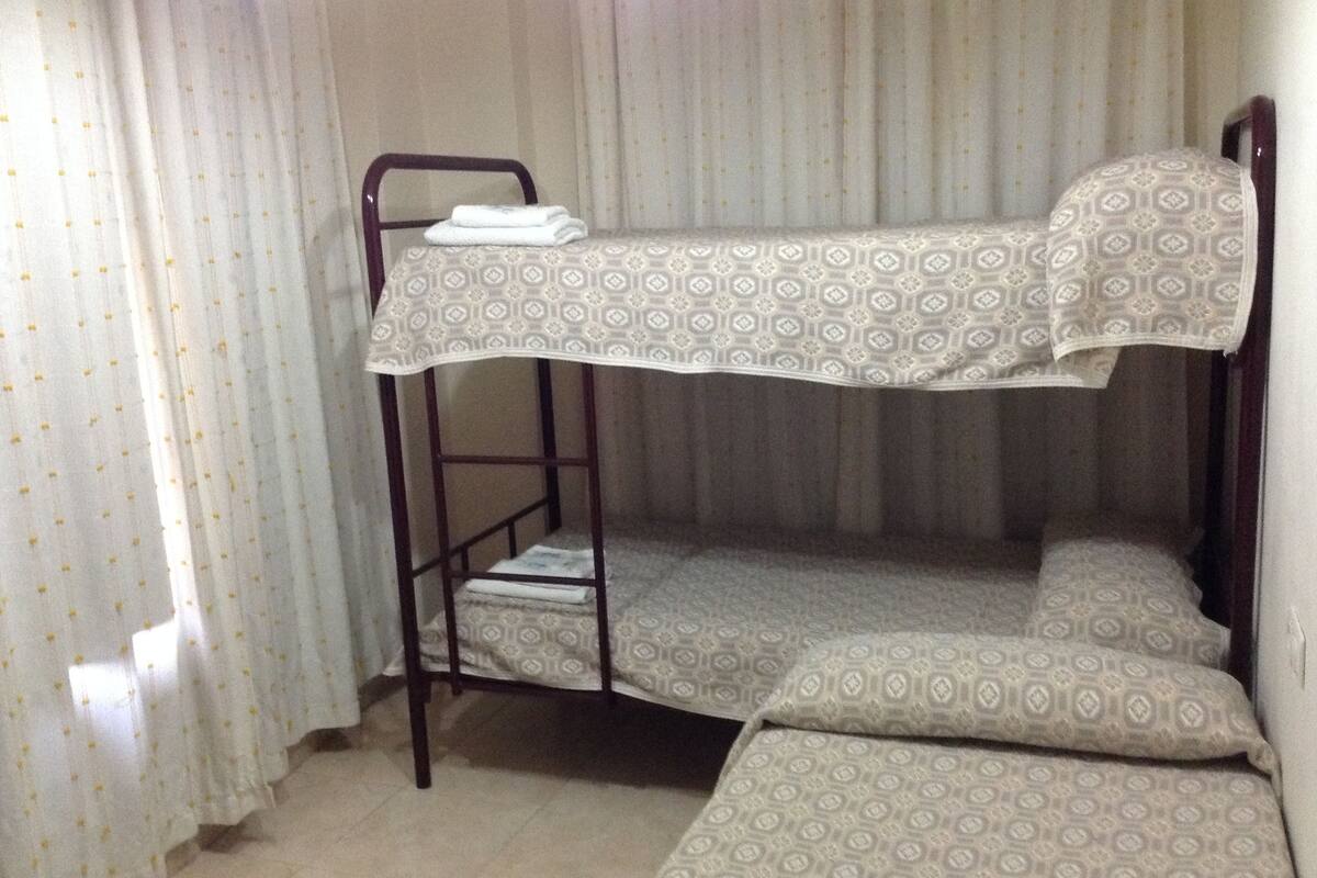 ダブルルーム 共用バスルーム (+ Extra Bed) | 遮光カーテン、WiFi (無料)