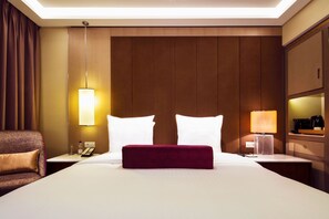 Safe på rommet, skrivebord og skrivebord for bærbar PC