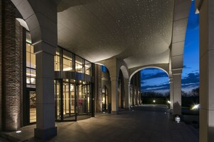 Overnatningsstedets facade – aften/nat