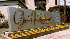 Un letrero de hotel con el nombre 'Grand Kimpton' en letras doradas grandes.