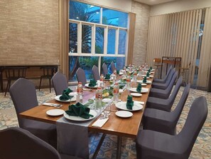 Se sirven desayunos, almuerzos y cenas; cocina internacional