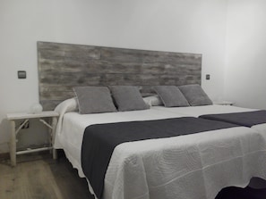 Apartamento, 3 habitaciones | Cortinas opacas, tabla de planchar con plancha, cunas gratuitas