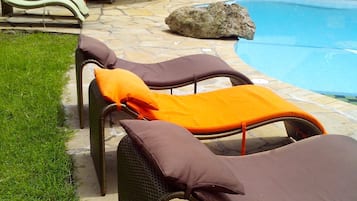 Una piscina al aire libre, sombrillas