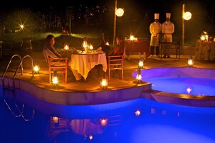 室外泳池；泳池傘