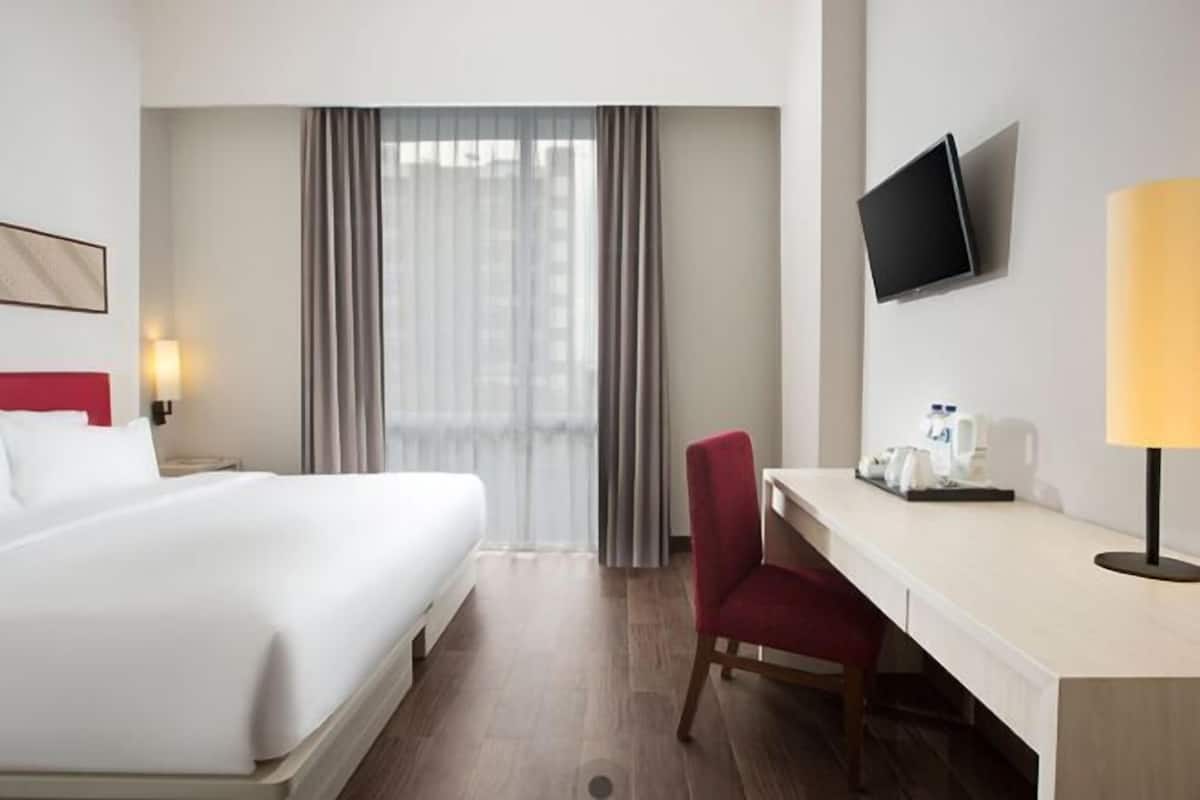 Minibar, värdeförvaringsskåp på rummet och skrivbord