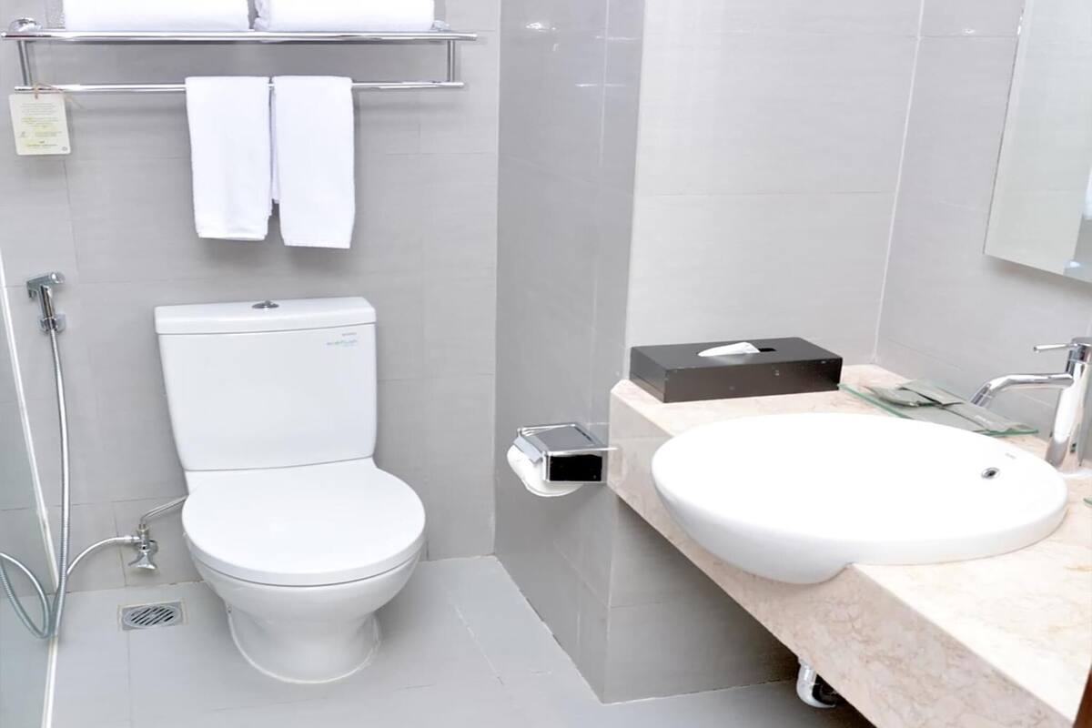 shower, free toiletries, slippers, towels