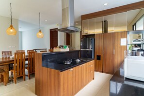 Villa Executive, 5 camere da letto, vista collina | Cucina privata | Frigorifero con congelatore, microonde (su richiesta), forno