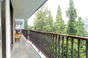 Executive Villa, 5 Bedrooms, Hill View | Terrace/patio - Tulip Hill View Villa 6 BR Heated Pool Movie Room (Cimenyan)