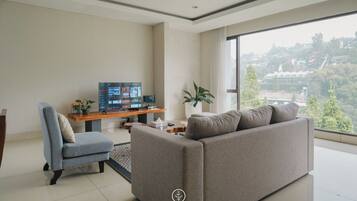 Executive Villa, 5 Bedrooms, Hill View | Living area