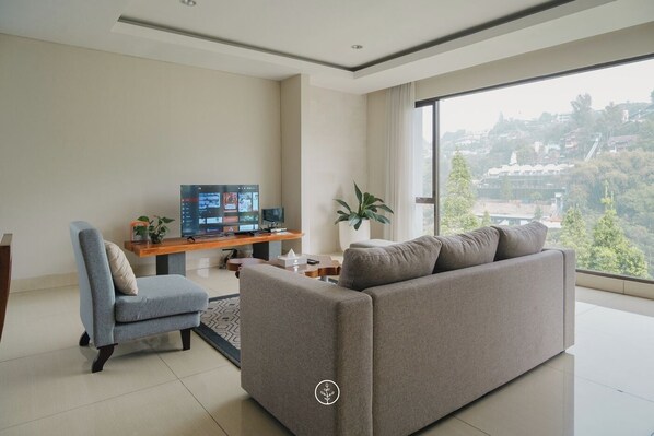 Executive villa, 5 slaapkamers, uitzicht op heuvels | Woonruimte | Ledtelevisie en een dvd-speler