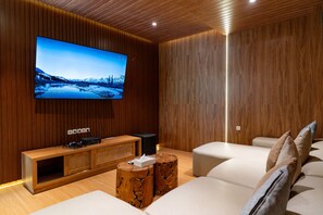 Karaoke room - Tulip Hill View Villa 6 BR Heated Pool Movie Room (Cimenyan)