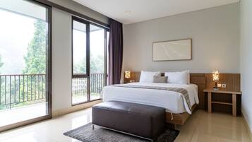 Een moderne hotelkamer met een groot bed, uitzicht door een schuifdeur, een houten nachtkastje en een groot raam.