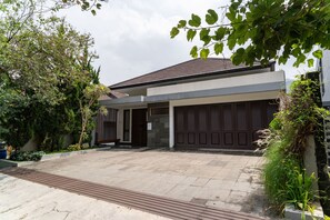 Front of property - Tulip Hill View Villa 6 BR Heated Pool Movie Room (Cimenyan)